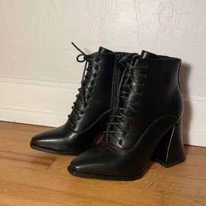 LAMODA healed ankle boots